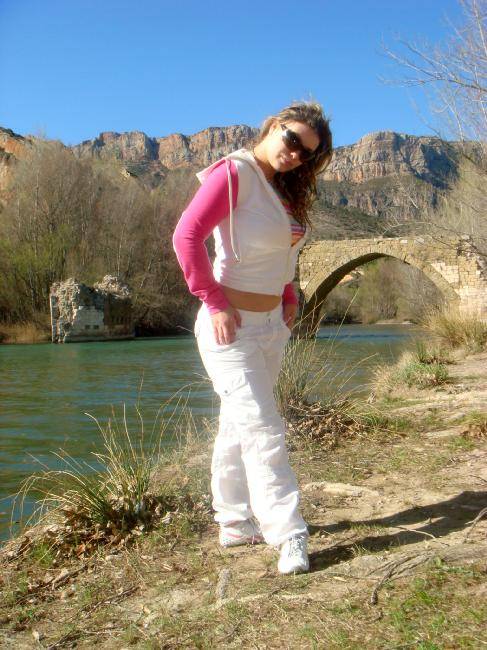 I love music
and I like to travel
I like romantic walks and talks
so I can...