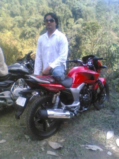 I m 18yrs and i love driving bykes, listening music and making good frends......