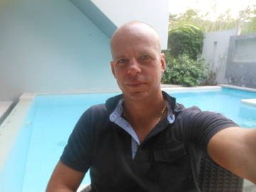 Hello
i m french and i like to meet peaple different cultures. 
i live in Ph...